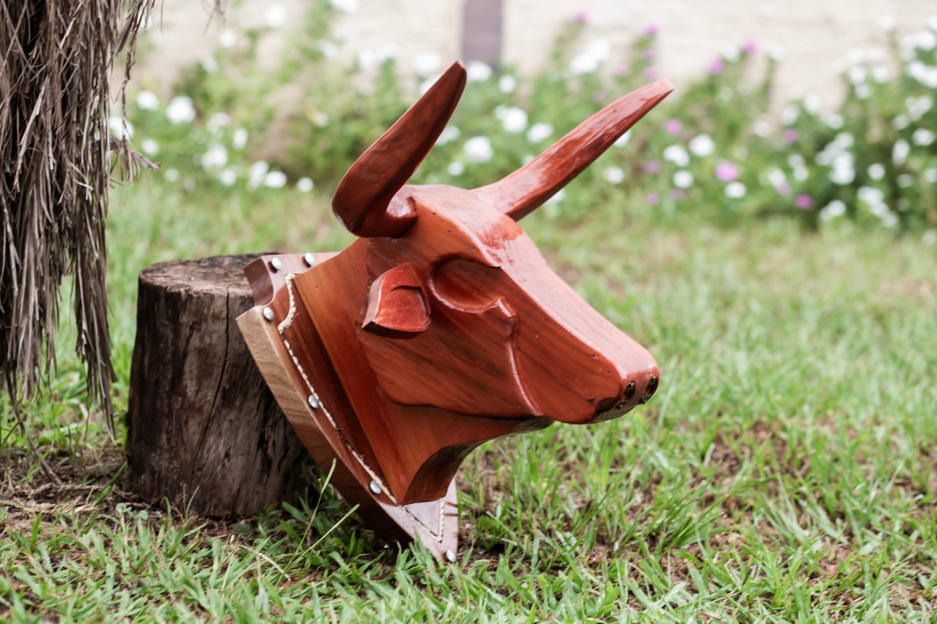 Cabeça de boi vermelho entalhada em madeira maciça com chifres e detalhes em couro