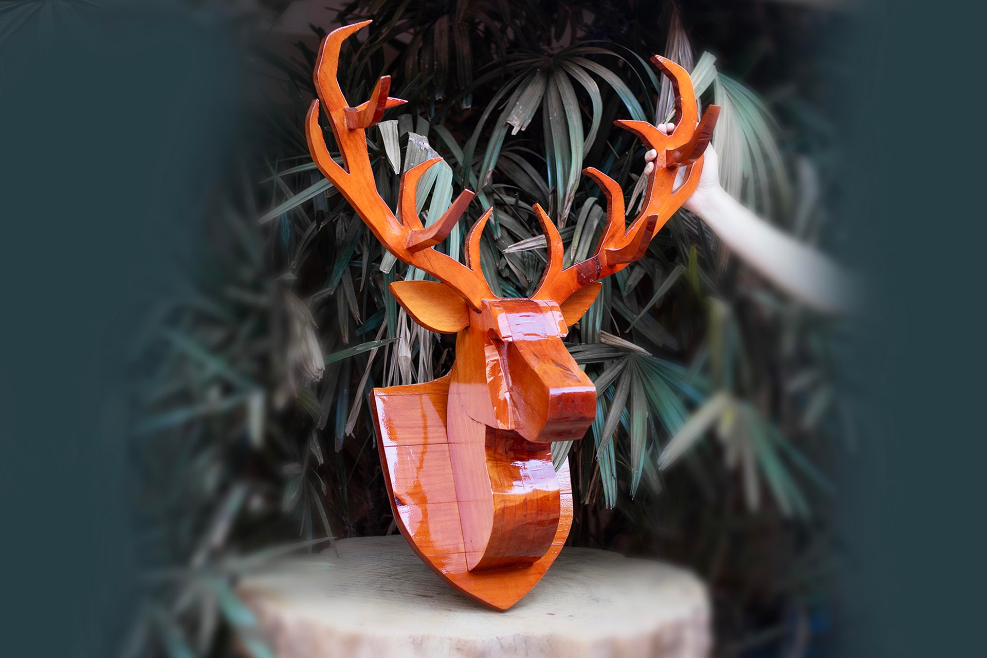 Cabeça de cervo entalhada em madeira maciça com chifres ramificados