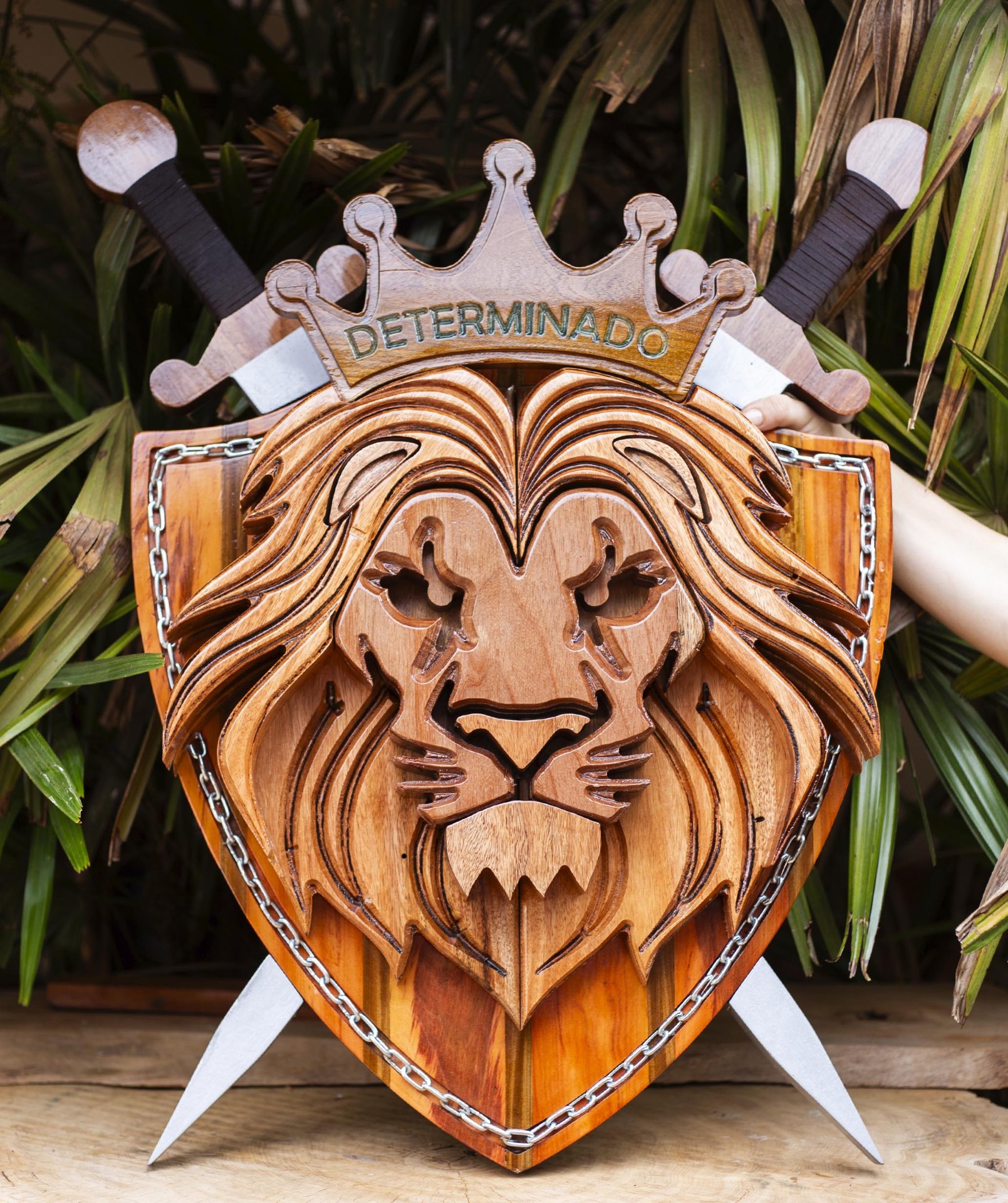 Brasão entalhado em madeira com leão coroado e espadas — projeto Determinado